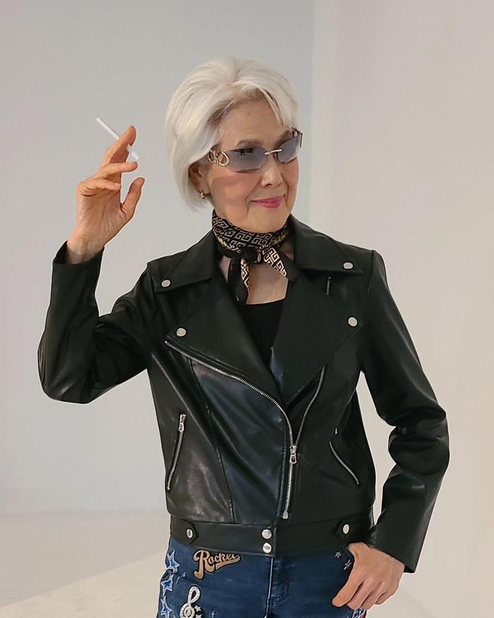 Công chúng tỏ ra bất ngờ khi bà Choi còn thử sức với cả phong cách biker với áo da khoá xéo. Bên trong, thí sinh Hoa hậu Hoàn vũ Hàn Quốc mặc áo thun đen đi kèm khăn turban đeo cổ. 