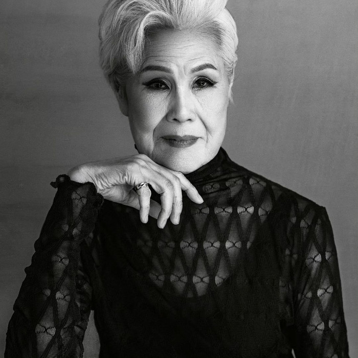  Bà Choi Soon-hwa được khen ngợi có ngoại hình cá tính, đại diện cho nét đẹp chuẩn Hàn Quốc. Ở diện mạo ít son phấn hay trang điểm đậm, bà vẫn toát được khí chất thu hút.