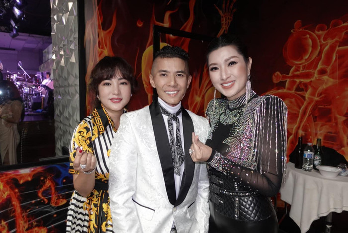 Trizzie Phương Trinh và Thúy Nga đến ủng hộ Kasim Hoàng Vũ trong đêm nhạc kêu gọi quyên góp giúp nam ca sĩ có chi phí chữa bệnh. 