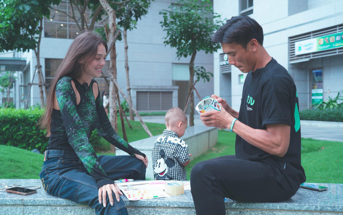 Mới đây, Bùi Tiến Dũng gây chú ý đăng tải loạt ảnh hạnh phúc bên gia đình nhân dịp trung thu.  Nam thủ môn quê Thanh Hóa viết trên trang cá nhân: 'Hôm nay Ba Mẹ tự tay làm lồng đèn từ lon sữa cho Danil. Chúc mọi người có một mùa mùa Trung Thu đầm ấm bên gia đình'. 
