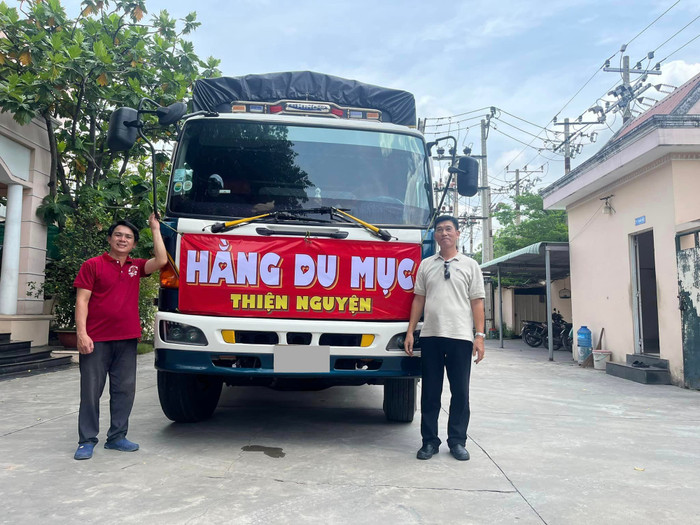 Bố của Hằng Du Mục đại diện team cùng với xe nhu yếu phẩm thiện nguyện ủng hộ đồng bào miền Bắc khắc phục hậu quả do bão số 3.
