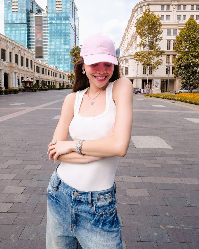 Hồ Ngọc Hà đội mũ hồng, thoa son hồng cánh sen. Ảnh: Instagram hongocha