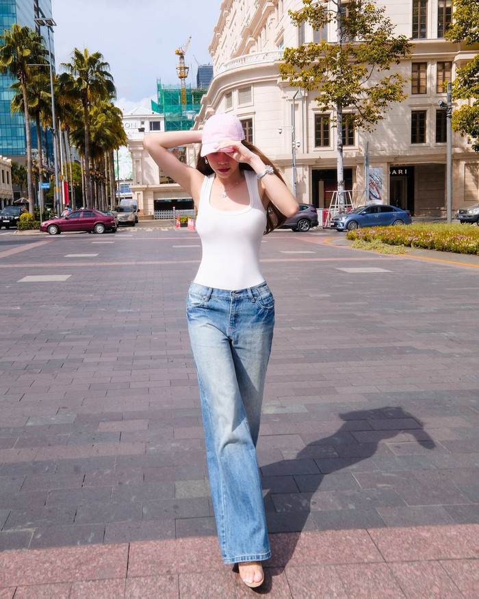 Phần hông nở nang, gợi cảm của Hồ Ngọc Hà được phô trọn qua chiếc quần jeans cạp trễ. Ảnh: FBNV