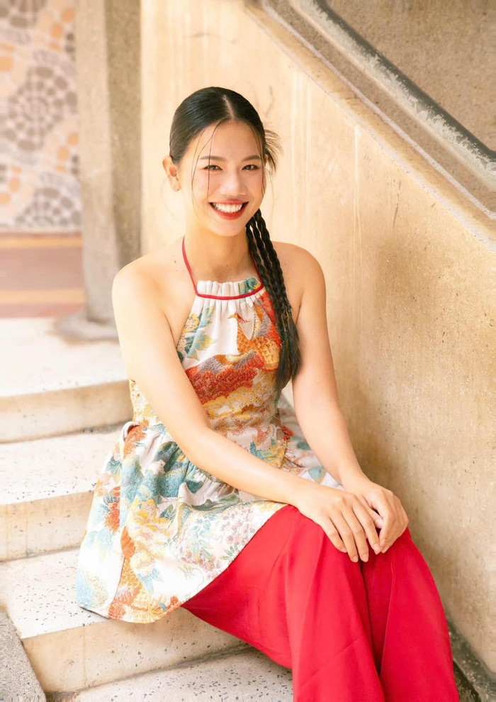 Ánh Viên e ấp tựa thiếu nữ khi diện trang phục truyền thống. Người đẹp trang điểm nhẹ nhàng để tăng thêm vẻ ngọt ngào cho bộ ảnh. Ảnh: Nguyễn Thị Ánh Viên