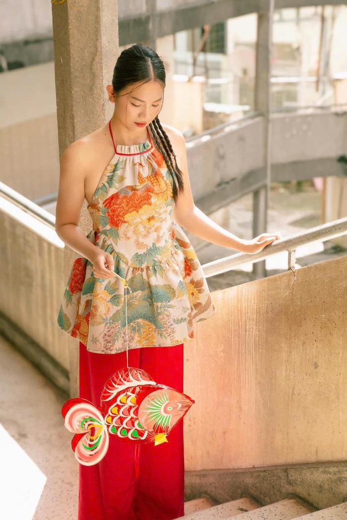 Cô nàng chụp trong không gian cổ điển kết hợp lồng đèn để thể hiện đúng chủ đề Trung Thu. Ảnh: Nguyễn Thị Ánh Viên