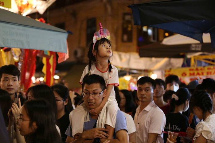 Phố Hàng Mã chật kín người trong đêm Trung Thu Ảnh 4