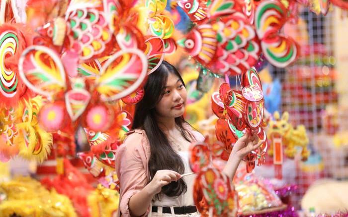 Phố Hàng Mã chật kín người trong đêm Trung Thu Ảnh 2