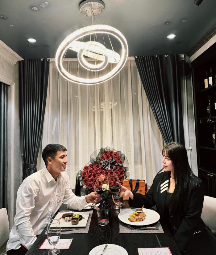 Bùi Tiến Dũng chủ động 'hâm nóng tình cảm' với bà xã qua việc 'trốn con' đi hẹn hò riêng. Ảnh: FBNV