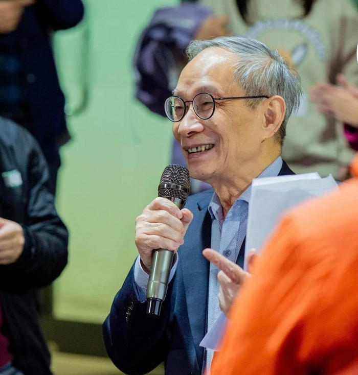 Hành động tử tế của thầy Nguyễn Xuân Khang đối với trẻ em làng Nủ khiến cư dân mạng phải cảm phục.