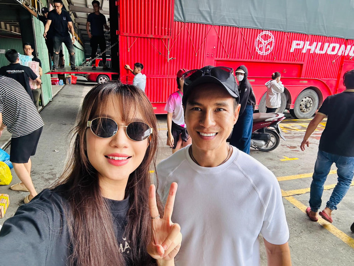 Vợ chồng Lý Hải - Minh Hà liên tục cập nhật quá trình hỗ trợ người dân vùng lũ lên trang cá nhân để nhiều người cùng theo dõi, nắm được tình hình.