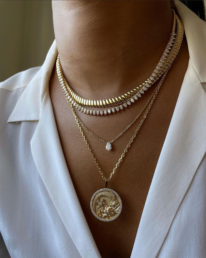 Dùng phụ kiện đúng cách sẽ giúp tôn vóc dáng cho người có thân hình quả táo. Ảnh Harper's Bazaar. 