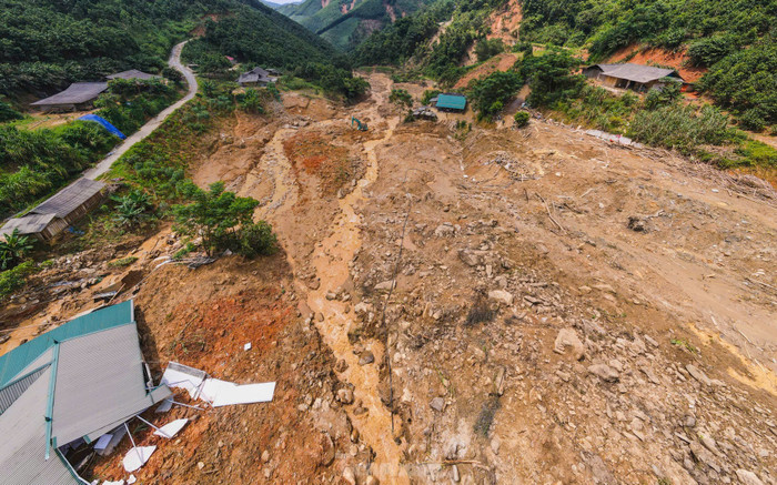 Khung cảnh hoang tàn ở thôn Nậm Tông sau trận sạt lở.