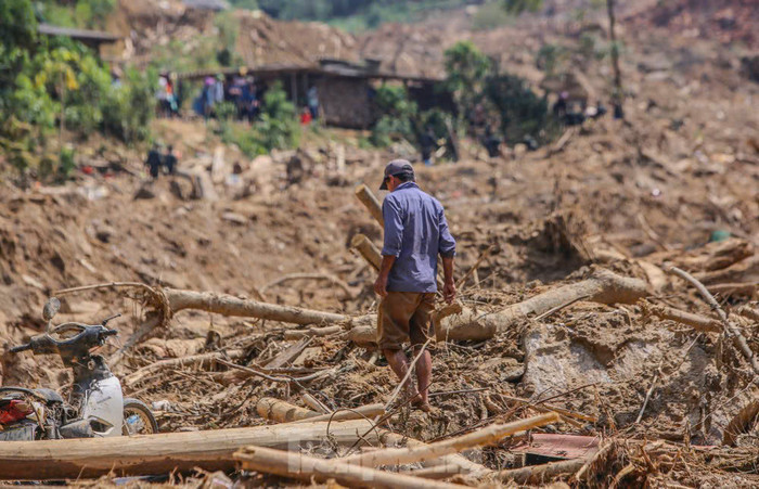 Mọi người đang cố gắng tìm kiếm nạn nhân mất tích.