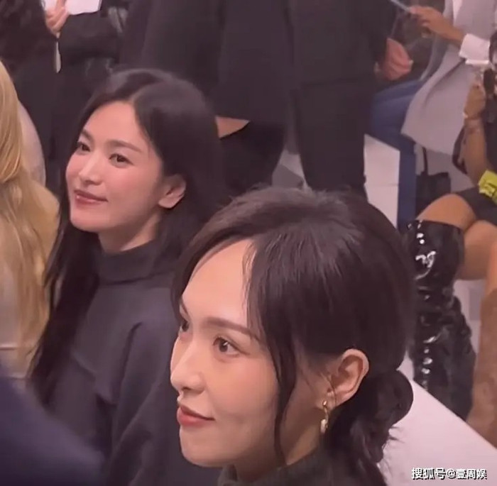 Cnet cho rằng khoảng cách của Song Hye Kyo và Đường Yên xuất phát từ việc 1 người đã kết hôn sinh con còn 1 người vẫn độc thân.