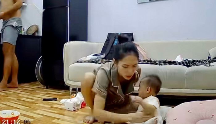 Phản ứng của người vợ ngay lập tức thu hút sự chú ý khi cô quay sang trách mắng chồng một cách gay gắt, cho rằng anh quá đáng khi để tiếng hắt hơi làm con khóc.