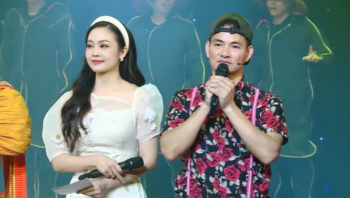 NSND Xuân Bắc và NSND Tự Long tham gia chương trình trong đêm trung thu, không nhận cát xê và kêu gọi được hơn 1 tỷ đồng ủng hộ người dân vùng lũ.