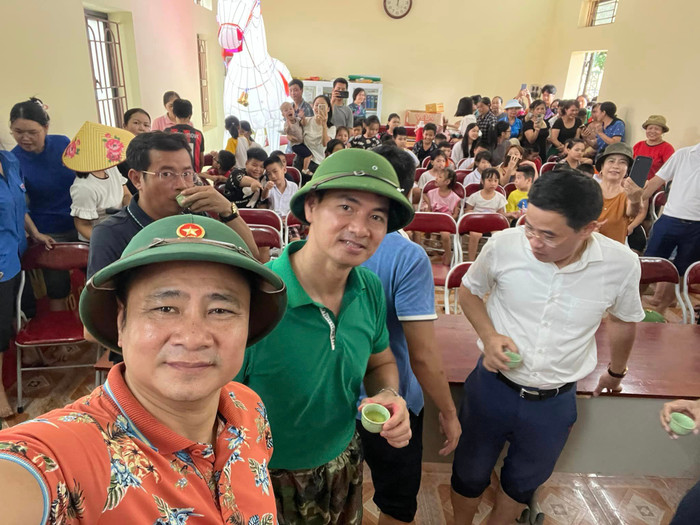 NSND Xuân Bắc và NSND Tự Long tích cực tham gia cứu trợ, giúp đỡ người dân sau bão số 3.