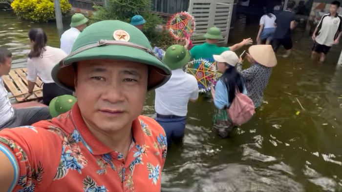 NSND Tự Long cùng NSND Xuân Bắc lội nước đến trao quà trung thu ở những gia đình chịu ảnh hưởng sau bão số 3.