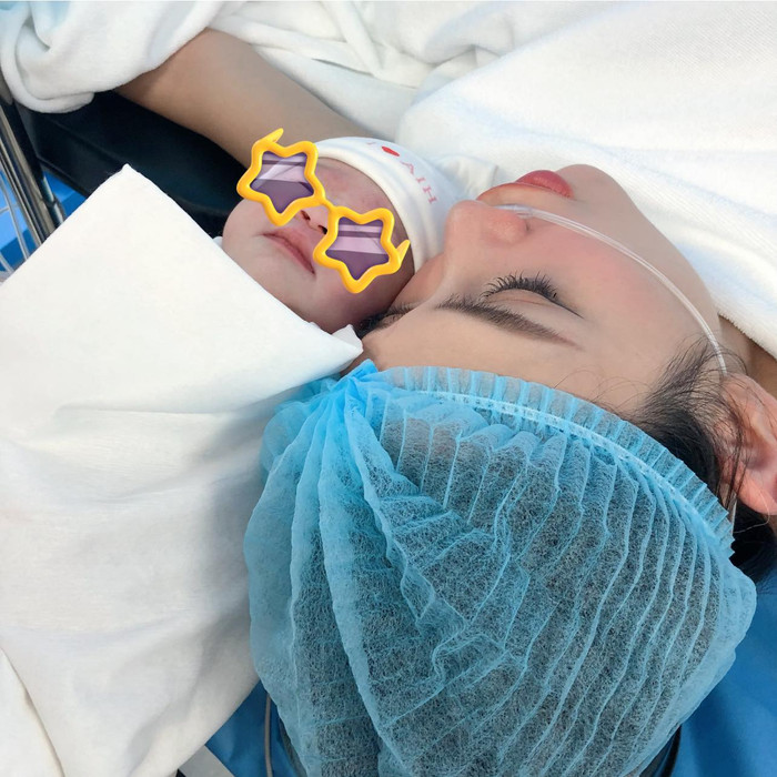 Võ Hoàng Yến khoe diện mạo con gái đầu lòng. 