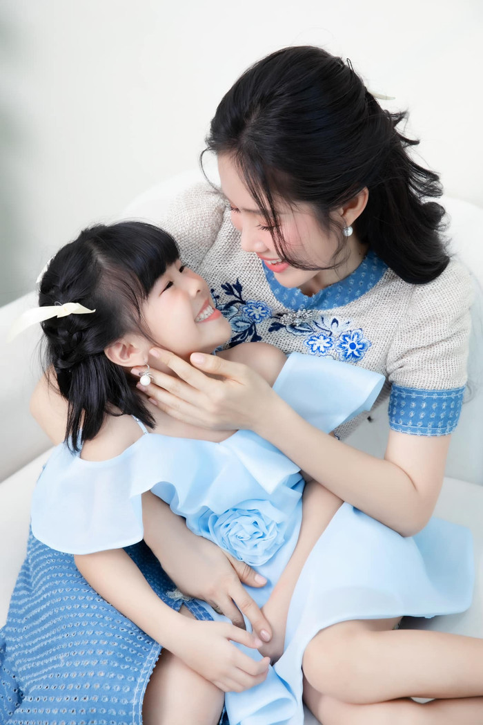 Showbiz 18/9: Lê Phương hạnh phúc khi có con gái ngoan ngoãn, hiểu chuyện. Ảnh: FBNV