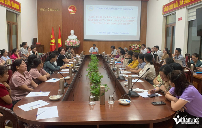 Tập thể giáo viên trường mầm non Ánh Dương đối thoại với Chủ tịch UBND huyện Châu Đức. Ảnh: VietNamNet