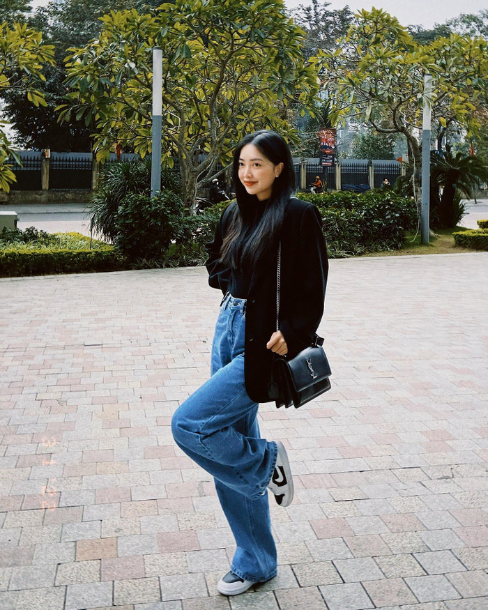 Vợ Hà Đức Chinh từng mạnh tay chi 2700 USD (hơn 66 triệu đồng) để sở hữu mẫu túi nắp gập màu đen, chất liệu da bóng. Đây là thiết kế đến từ 'nhà mốt' có Rosé (BLACKPINK) làm đại sứ thương hiệu.