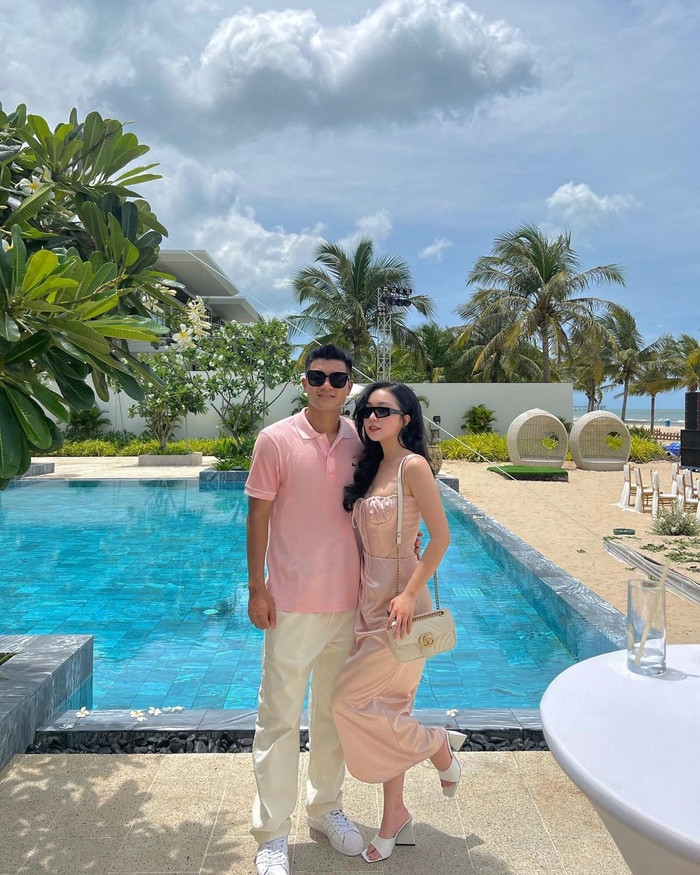 Trong một chuyến du lịch biển, vợ chồng Mai Hà Trang - Hà Đức Chinh 'lên đồ' đồng màu hồng ngọt ngào. Cặp đôi 'thả dáng' giữa thiên nhiên, trao nhau hành động tình tứ. Hà Đức Chinh tinh tế ôm eo bà xã. Tuy nhiên, điều khiến công chúng đổ dồn sự chú ý chính là mẫu túi xách hàng hiệu được Mai Hà Trang sử dụng. Theo đó, item này mang form dáng hình chữ nhật, có nắp gập và được bán với mức giá 2100 euro (tương đương với hơn 51 triệu đồng.