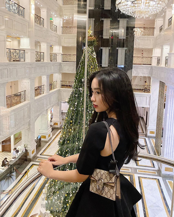 Bộ sưu tập túi xách nghìn đô của vợ Hà Đức Chinh còn có sự góp mặt của mẫu túi hoạ tiết monogram, mang tông màu be đặc trưng. Thiết kế này đến từ 'nhà mốt' đình đám của nước Ý và được bán với mức giá 1100 USD (hơn 27 triệu đồng).