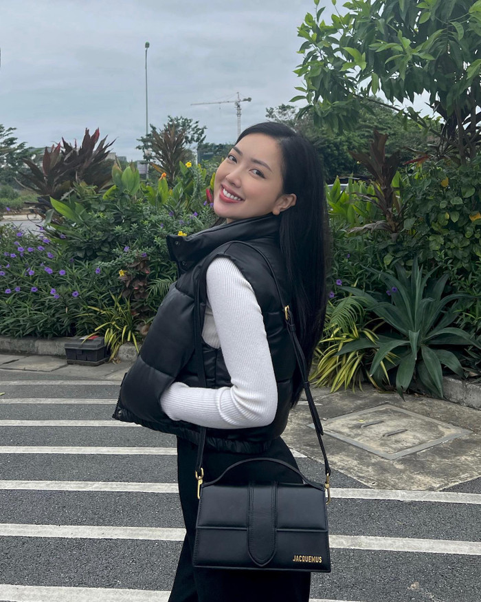 Vợ Hà Đức Chinh còn sở hữu một chiếc túi màu đen đến từ một thương hiệu khác của nước Pháp. Mẫu túi này cũng mang form dáng hình chữ nhật, có nắp gập. Phần đai cài giữa túi và dây đeo được thực hiện bằng chất liệu mạ vàng bắt mắt. Được biết, mẫu túi này có mức giá 820 euro (hơn 22 triệu đồng).