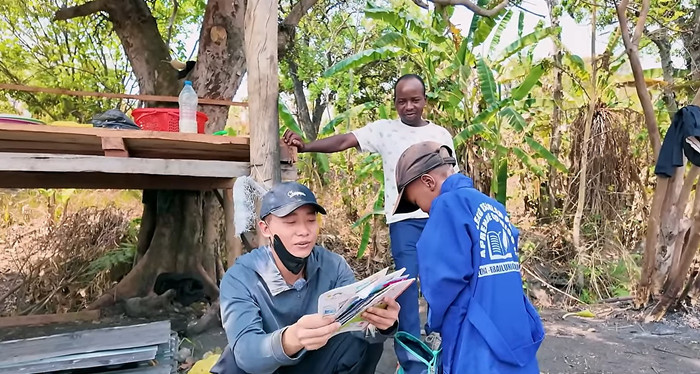 Quang Linh kiểm tra sách vở của Lôi Con, thắc mắc vì sao đi học mà không viết bài. 