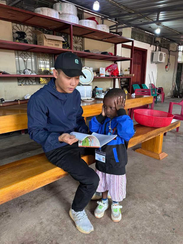 Quang Linh thường xuyên quan tâm đến chuyện học hành của Lôi Con. Hồi cậu bé đi học mẫu giáo, vừa về là Quang Linh kiểm tra sách vở, ép học bài. 