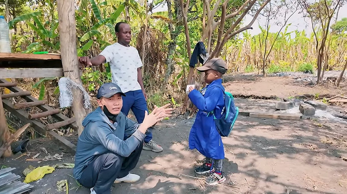 Quang Linh cho biết, hiện Lôi Con đi học ở trường tư nhân, học phí khoảng 2 triệu đồng/năm. 