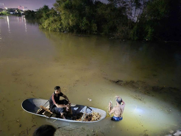 Cha con ông Lúa tham gia khắc phục sự cố tại Trạm bơm Cống Bún.