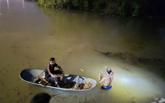 Mặc dòng nước chảy xiết, 2 cha con người nhái lặn sâu 10 mét suốt 12 tiếng cứu nguy cho nghìn hộ dân Ảnh 2