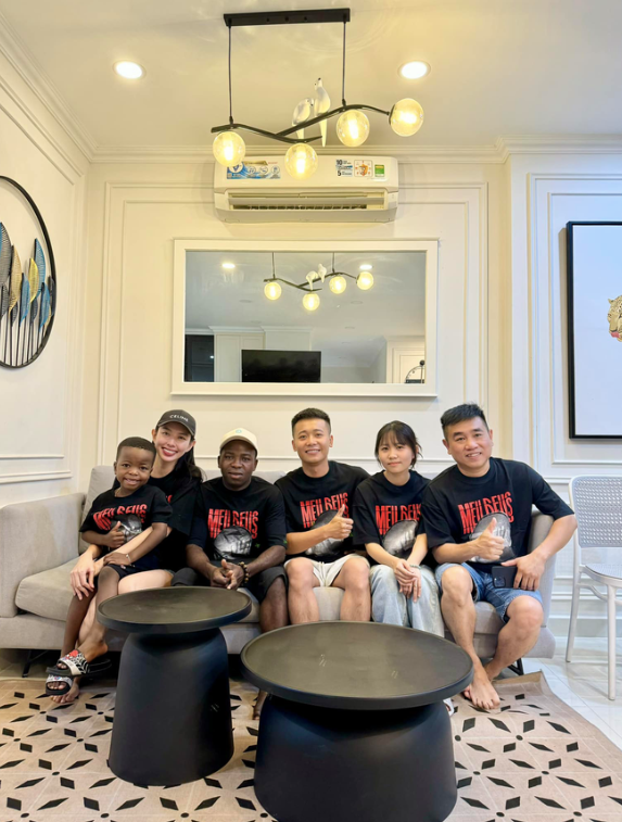 Hoa hậu Thuỳ Tiên và team Quang Linh Vlogs có mối quan hệ vô cùng thân thiết. 