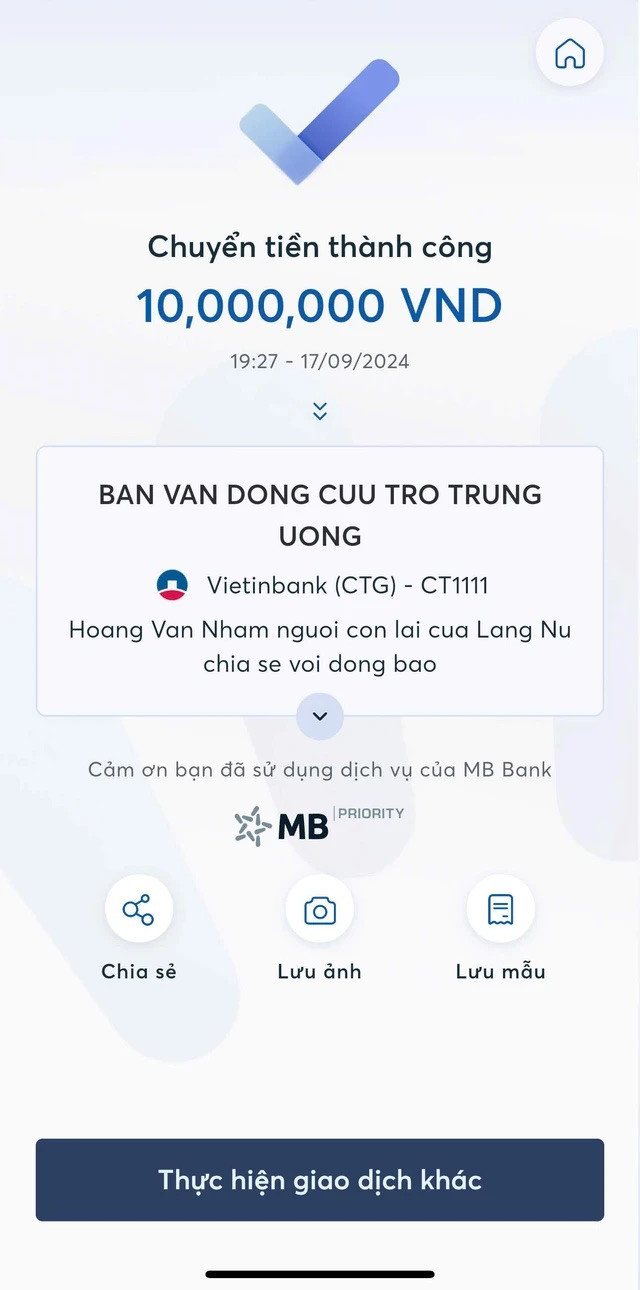 Anh Hoàng Văn Nhầm nhờ chuyển 10 triệu đồng đến Mặt trận Tổ quốc Việt Nam.