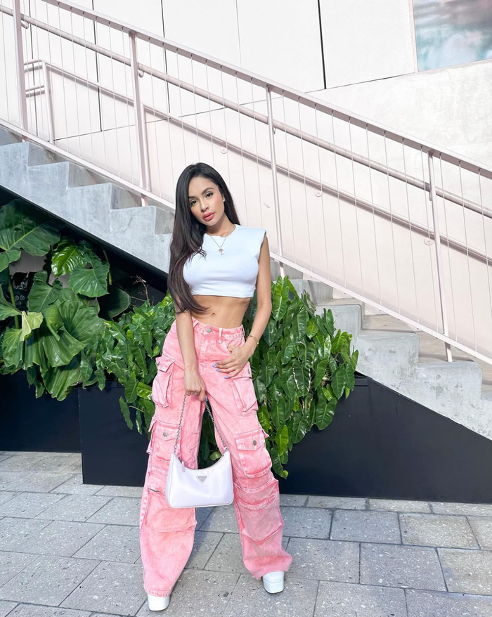 Camilla Sterling đột tử trong khách sạn.