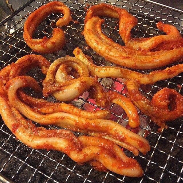 Cá mút đá nướng muối ớt là loại đặc sản khiến những người khó tính cũng phải suýt xoa.