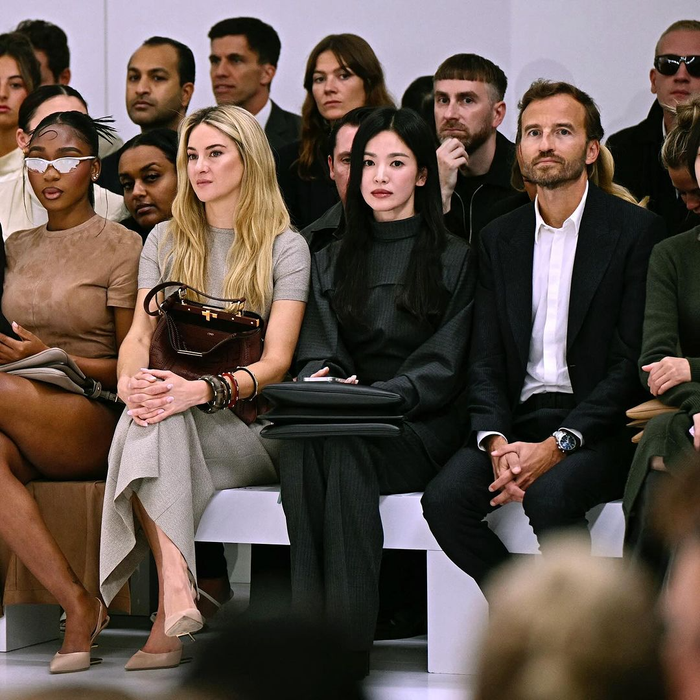 Mới đây, Song Hye Kyo gây chú ý bởi diện mạo không tuổi tại show diễn thời trang Fendi diễn ra ở Milan Fashion Week. Sao phim 'Ngôi nhà hạnh phúc' khoác trên người bộ cánh kín đáo, thanh lịch. 