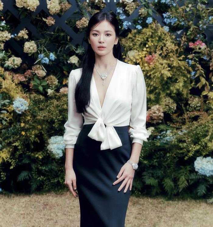 Song Hye Kyo sở hữu gương mặt ngũ quan hài hòa, đường nét vừa vặn. Do đó, cô thường trang điểm nhẹ nhàng sẽ giúp tôn lên vẻ đẹp vốn có một cách tối đa. Lớp makeup mỏng manh như sương mai giúp cô giữ được vẻ tươi trẻ và rạng rỡ.