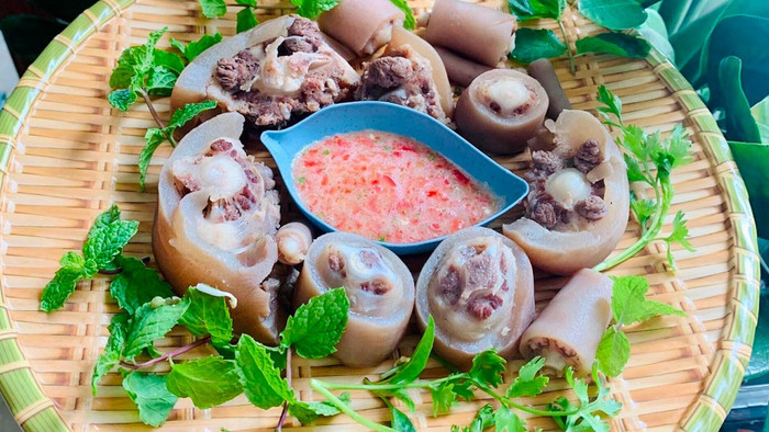 Đuôi bò có mùi nặng, ngày xưa chỉ cho nhà nghèo ăn, giờ là đặc sản ai cũng săn lùng.