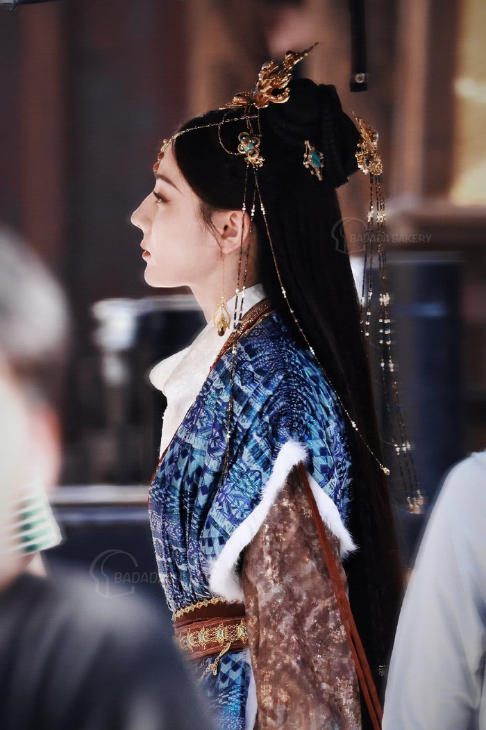 Nhiều người cho rằng vẻ đẹp sắc nét của mỹ nhân Tân Cương cũng không thể gánh nổi tạo hình của đoàn làm phim.