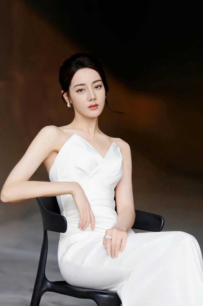 Địch Lệ Nhiệt Ba là một cái tên được săn đón hàng đầu giới giải trí Hoa ngữ nhưng trái lại, sự nghiệp diễn xuất của cô lại luôn là chủ đề gây tranh cãi.