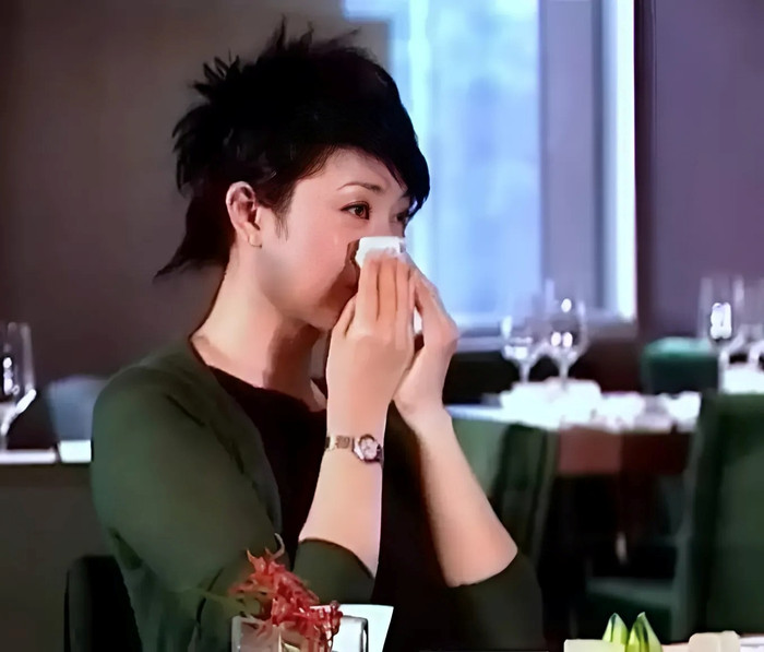 Hoa hậu Trần Pháp Dung trở thành tâm điểm chú ý sau khi bị đồng nghiệp 'đánh ghen'.