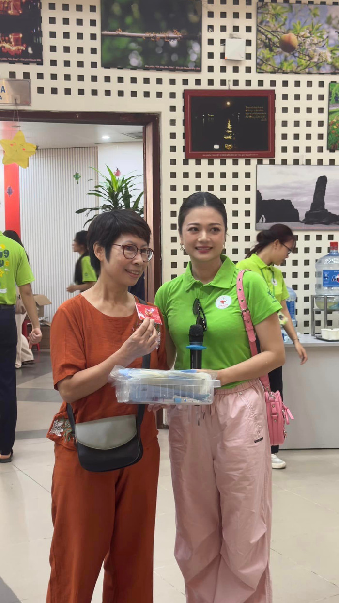 Sau chuyến thiện nguyện ở vùng lũ, Kiều Anh tiếp tục tham gia hoạt động hiến máu nhân đạo.