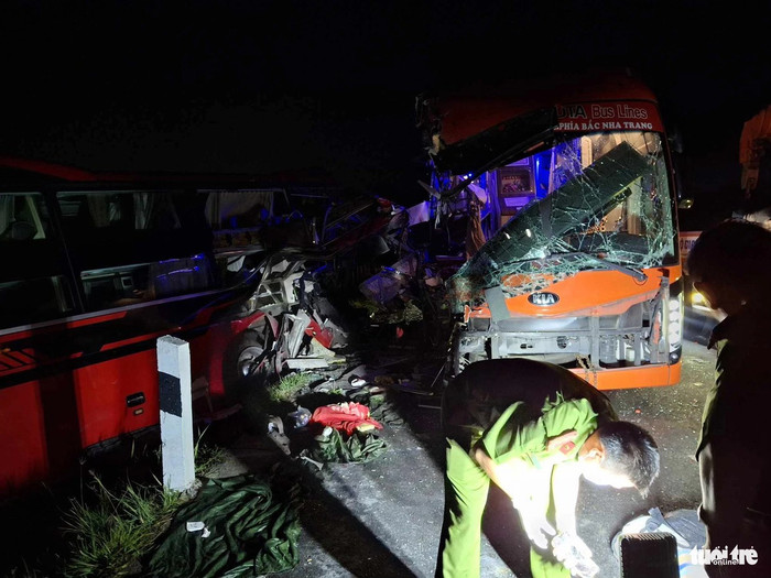 2 xe khách biến dạng nghiêm trọng sau vụ tai nạn. Ảnh: Tuổi trẻ online
