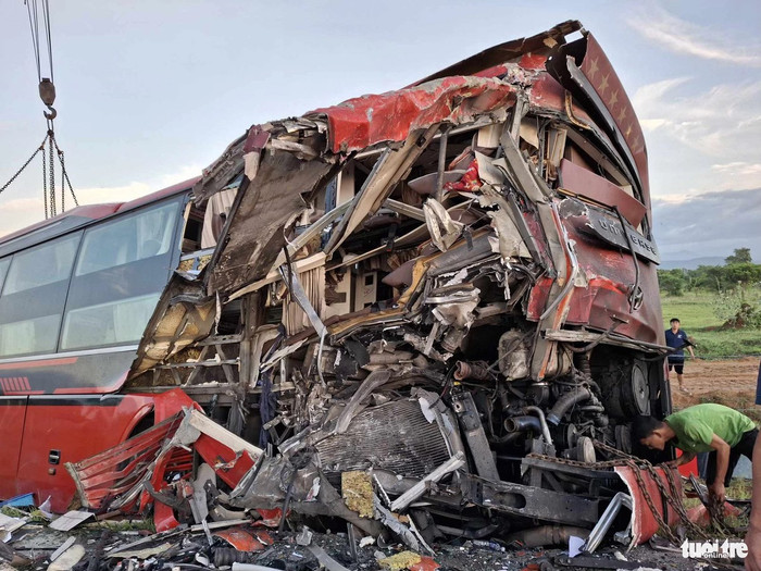 Xe khách bị biến dạng, móp méo. Ảnh: Tuổi trẻ online