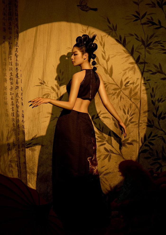 Cô nàng tự tin tạo dáng trước ống kính.