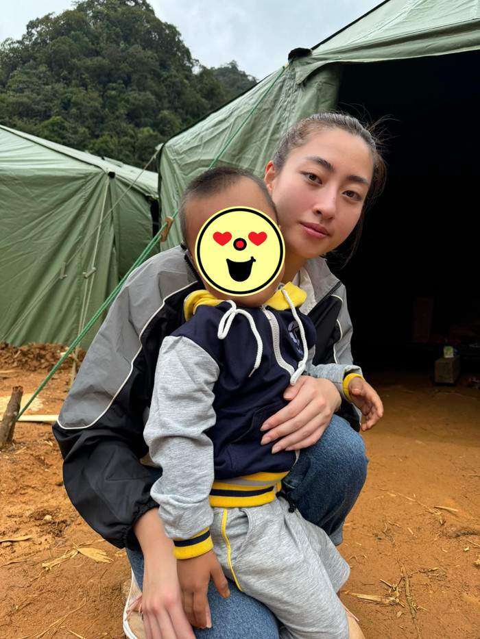 Hoa hậu Lương Thùy Linh nhận bảo trợ hai bé mồ côi. Ảnh FBNV