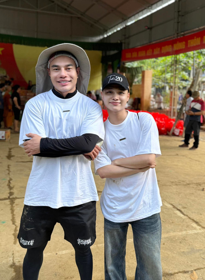 Lê Dương Bảo Lâm đến tận Yên Bái hỗ trợ người dân sau bão. Trước đó, anh đã gửi 100 triệu đồng quyên góp. 